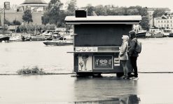 Henry Bronett Korvkiosk väntande par, Djurgården – Fotografi, 20×33 cm, signerad, upplaga 25 ex