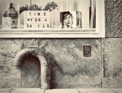 Henry Bronett Time for nails, Strindbergsgatan – Fotografi, 16×20 cm, signerad, upplaga 25 ex