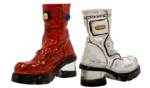 Caroline af Ugglas Blomsterkängor – Röd & Vit (2 st), Skulptur, 26×26 cm, signerad, upplaga 150 ex