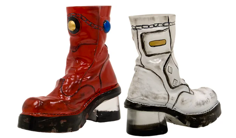 Caroline af Ugglas Blomsterkängor – Röd & Vit (2 st), Skulptur, 26×26 cm, signerad, upplaga 150 ex