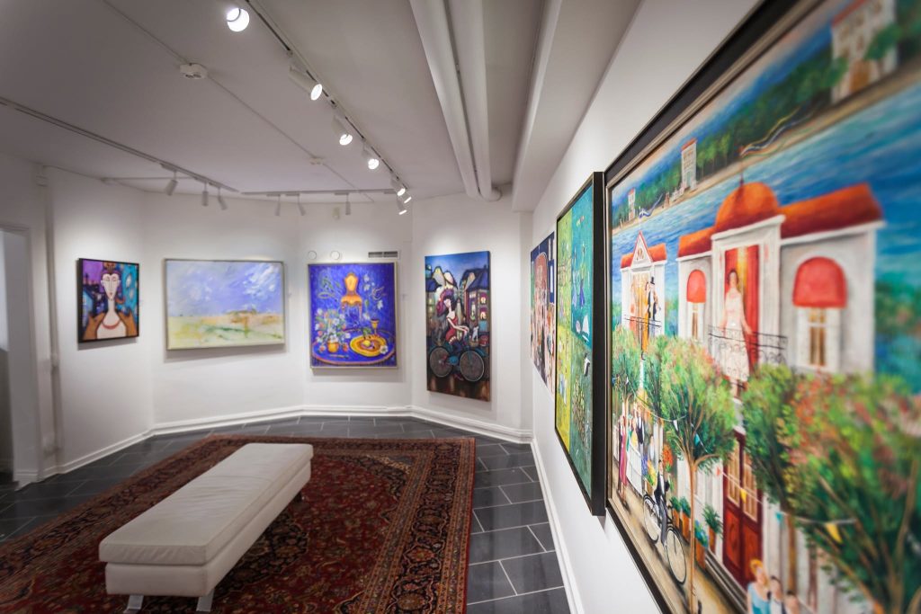 Nordic Art, konstgalleri på Birkagatan 28B i Vasastan, Stockholm: utställningsrum med målningar, bänk och matta