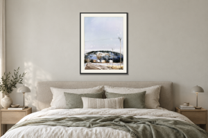 Lysekil - Giclée i Sovrum – säng. Illustrerad inramning, ungefärlig rumsskala.