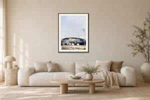 Lysekil - Giclée i Vardagsrum – soffa. Illustrerad inramning, ungefärlig rumsskala.