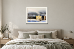 Dramaten - Giclée i Sovrum – säng. Illustrerad inramning, ungefärlig rumsskala.