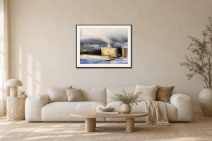 Dramaten - Giclée i Vardagsrum – soffa. Illustrerad inramning, ungefärlig rumsskala.