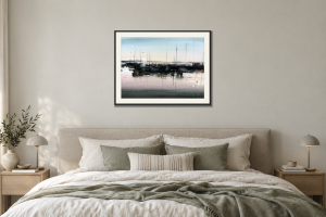 Norra Hamnen - Giclée i Sovrum – säng. Illustrerad inramning, ungefärlig rumsskala.