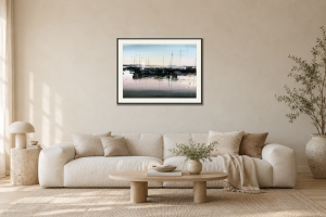 Norra Hamnen - Giclée i Vardagsrum – soffa. Illustrerad inramning, ungefärlig rumsskala.
