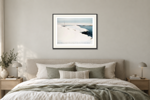 Salte - Giclée i Sovrum – säng. Illustrerad inramning, ungefärlig rumsskala.
