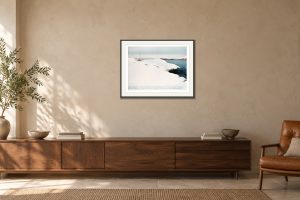 Salte - Giclée i Över en skänk. Illustrerad inramning, ungefärlig rumsskala.