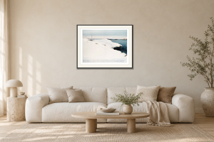 Salte - Giclée i Vardagsrum – soffa. Illustrerad inramning, ungefärlig rumsskala.