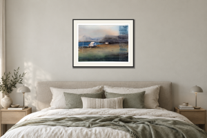 Längs vattnet - Giclée i Sovrum – säng. Illustrerad inramning, ungefärlig rumsskala.