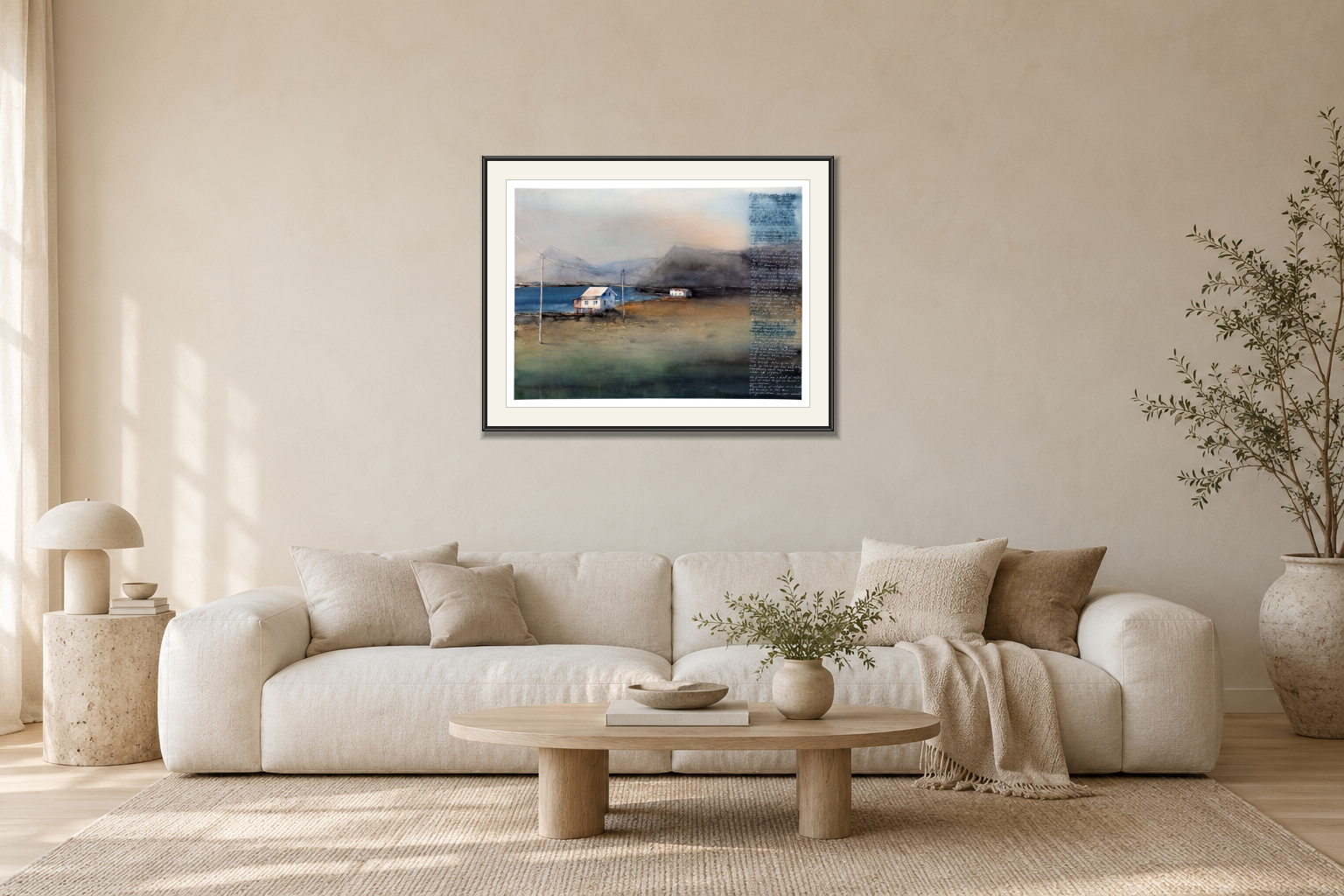 Längs vattnet - Giclée i Vardagsrum – soffa. Illustrerad inramning, ungefärlig rumsskala.