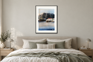 Porto - Giclée i Sovrum – säng. Illustrerad inramning, ungefärlig rumsskala.