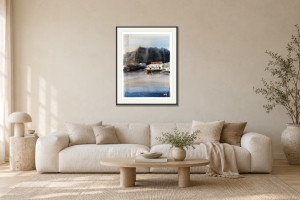 Porto - Giclée i Vardagsrum – soffa. Illustrerad inramning, ungefärlig rumsskala.
