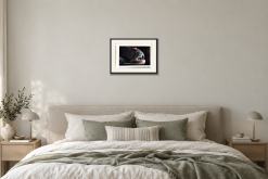 Karies - Giclée i Sovrum – säng. Illustrerad inramning, ungefärlig rumsskala.