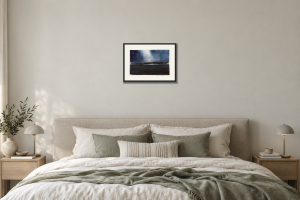 Ljus - Giclée i Sovrum – säng. Illustrerad inramning, ungefärlig rumsskala.