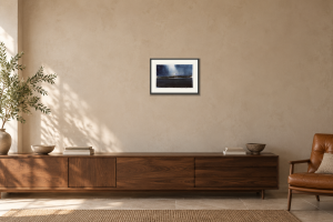 Ljus - Giclée i Över en skänk. Illustrerad inramning, ungefärlig rumsskala.
