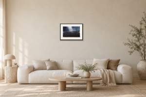 Ljus - Giclée i Vardagsrum – soffa. Illustrerad inramning, ungefärlig rumsskala.