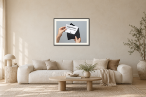 Presentkort i Vardagsrum – soffa. Illustrerad inramning, ungefärlig rumsskala.