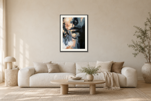 Abstract portrait no.au2020 i Vardagsrum – soffa. Illustrerad inramning, ungefärlig rumsskala.