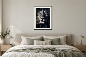 Lion no.s2003 i Sovrum – säng. Illustrerad inramning, ungefärlig rumsskala.
