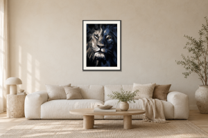 Lion no.s2003 i Vardagsrum – soffa. Illustrerad inramning, ungefärlig rumsskala.