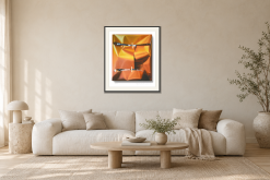 An Important Property Of Orange i Vardagsrum – soffa. Illustrerad inramning, ungefärlig rumsskala.