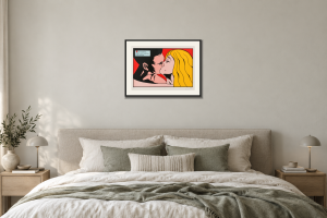They Kissed i Sovrum – säng. Illustrerad inramning, ungefärlig rumsskala.