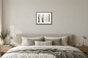 Marilyn Monroe Svart i Sovrum – säng. Illustrerad inramning, ungefärlig rumsskala.