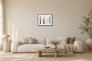 Marilyn Monroe Svart i Vardagsrum – soffa. Illustrerad inramning, ungefärlig rumsskala.