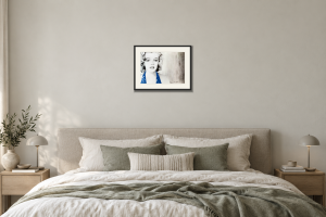 Marilyn Monroe Blå i Sovrum – säng. Illustrerad inramning, ungefärlig rumsskala.