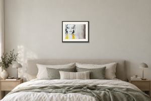Marilyn Monroe Gul i Sovrum – säng. Illustrerad inramning, ungefärlig rumsskala.