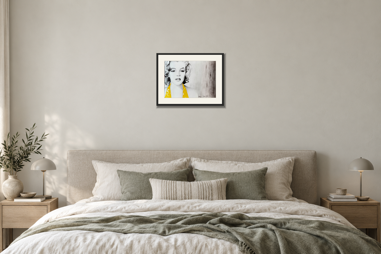 Marilyn Monroe Gul i Sovrum – säng. Illustrerad inramning, ungefärlig rumsskala.