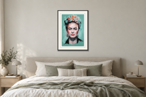 Kahlo i Sovrum – säng. Illustrerad inramning, ungefärlig rumsskala.