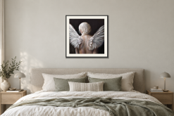Angel i Sovrum – säng. Illustrerad inramning, ungefärlig rumsskala.
