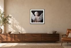 Angel i Över en skänk. Illustrerad inramning, ungefärlig rumsskala.