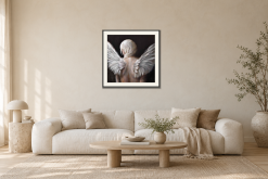Angel i Vardagsrum – soffa. Illustrerad inramning, ungefärlig rumsskala.