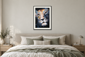 Lion i Sovrum – säng. Illustrerad inramning, ungefärlig rumsskala.