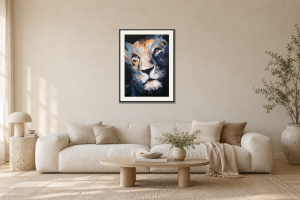 Lion i Vardagsrum – soffa. Illustrerad inramning, ungefärlig rumsskala.