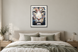 Portrait of a Lion II i Sovrum – säng. Illustrerad inramning, ungefärlig rumsskala.