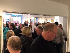 Vernissage hos Nordic Art i Vasastan, Stockholm: fullt av besökare i galleriet