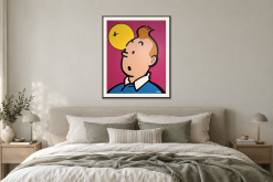 Tintin i månskenet i Sovrum – säng. Illustrerad inramning, ungefärlig rumsskala.