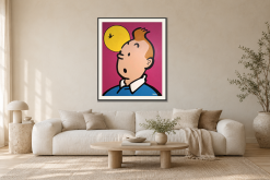 Tintin i månskenet i Vardagsrum – soffa. Illustrerad inramning, ungefärlig rumsskala.